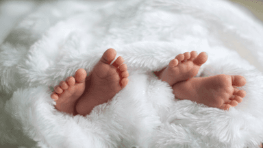 Queensland surrogate gives birth to non-biological twins