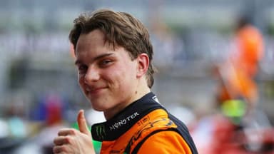 Piastri signs contract extension with McLaren